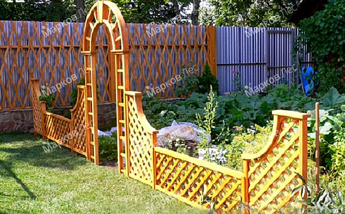 арка и декоративный забор из дерева для украшения сада